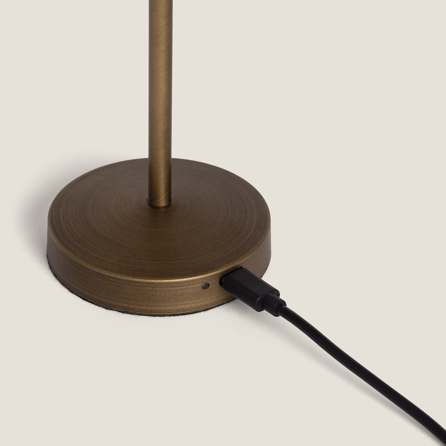 Ventiluxe Ricci Lámpara de mesa recargable, Ø80 cm, Control táctil, Messing